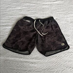 Vuori Men's Large Gray Plumb Camo Splatter Camouflage Athletic Shorts size M